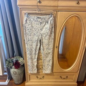 Mario Serrani Cream Floral Women's Cropped Pants.